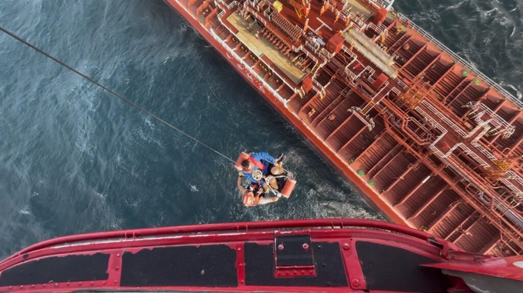 臺化學輪船員身體不適,海巡空勤馳騁救援送醫。(海巡署提供)