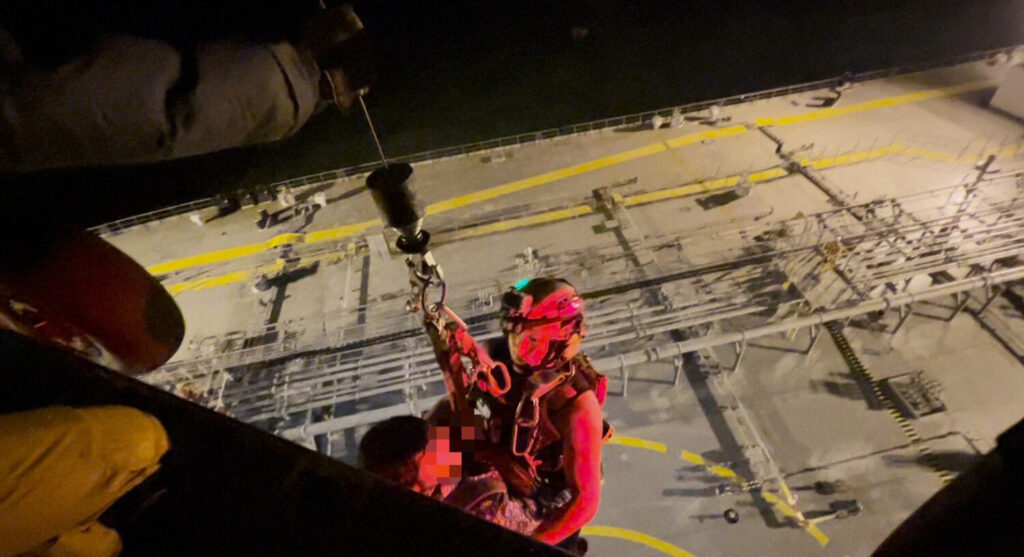 海巡空勤深夜救援外籍油船船員。(海巡署提供)