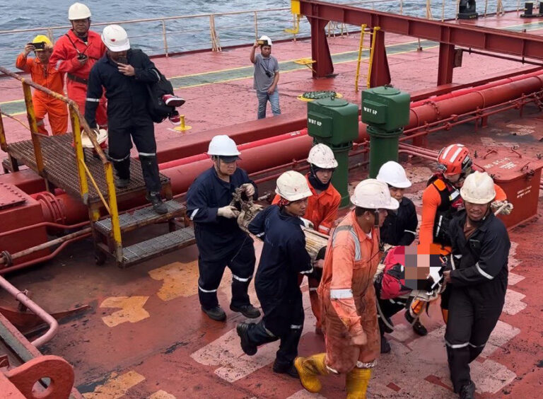 海巡空勤成功救援受傷菲籍船員。（海巡署提供）