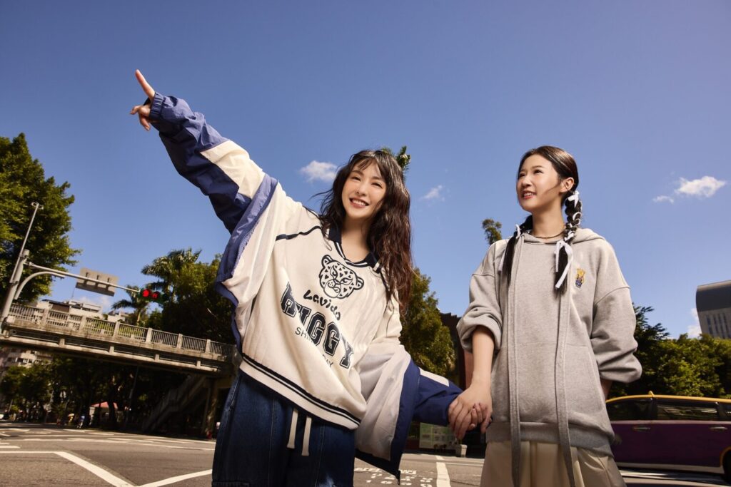 身為 LAVIDO 第一屆親子裝代言人,方志友(右)見證了品牌一路走來的成長與蛻變,並與大元(左)傳承這份愛與牽掛。(圖/LAVIDO提供)