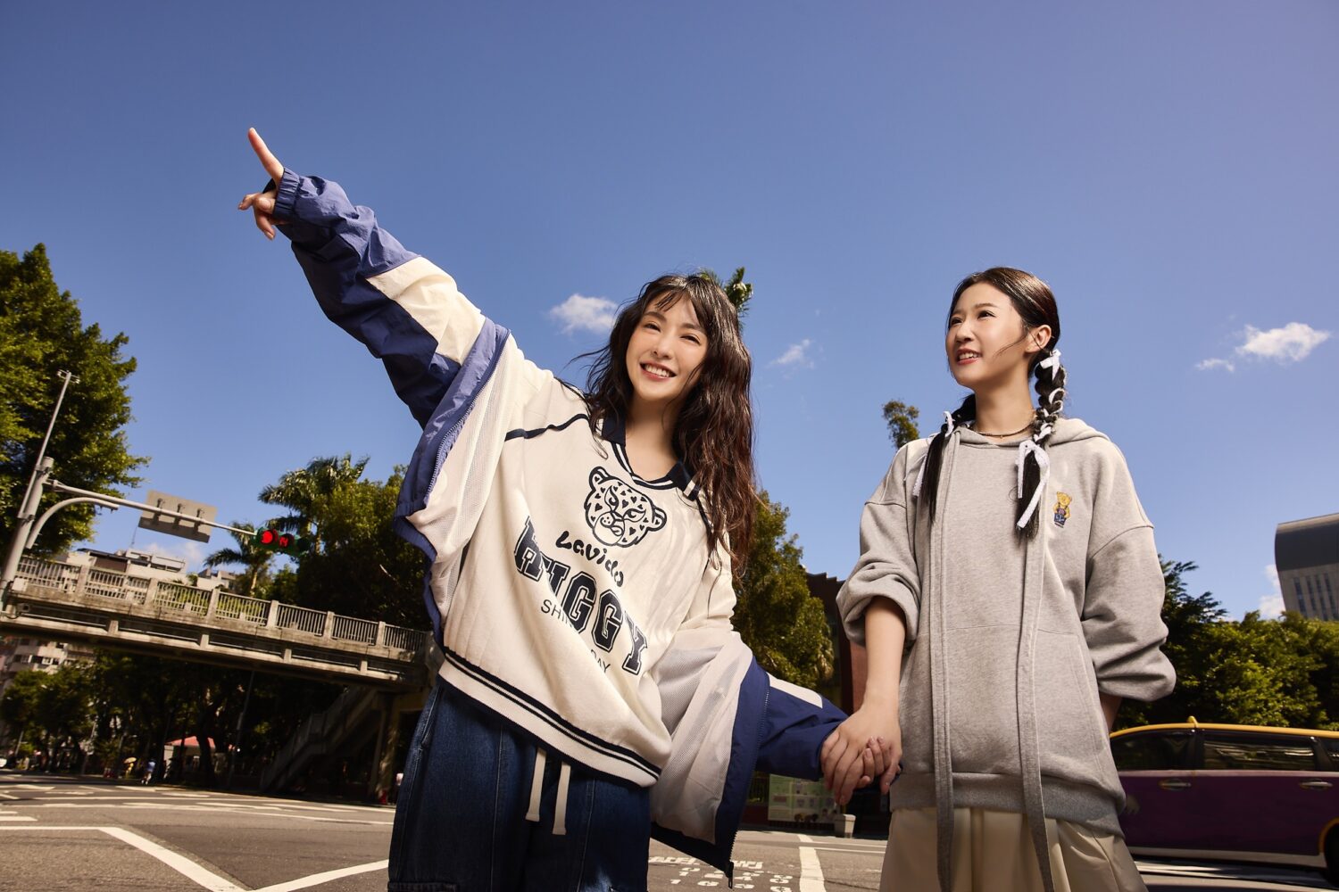 身為 LAVIDO 第一屆親子裝代言人，方志友(右)見證了品牌一路走來的成長與蛻變，並與大元(左)傳承這份愛與牽掛。（圖／LAVIDO提供）