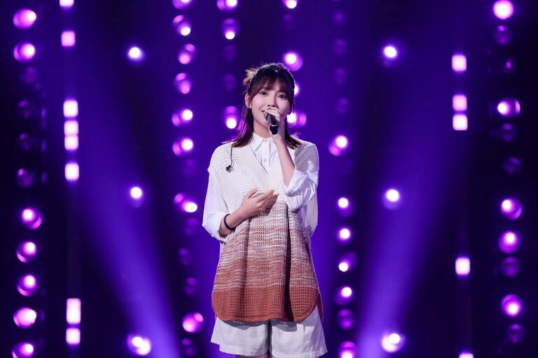 陳佩賢於11月9日登上中國大型音樂節目《聲鳴遠揚》的全國舞台，以一首〈踮起腳尖愛〉唱出細膩的情感層次與真誠能量。(圖/福茂唱片 提供)