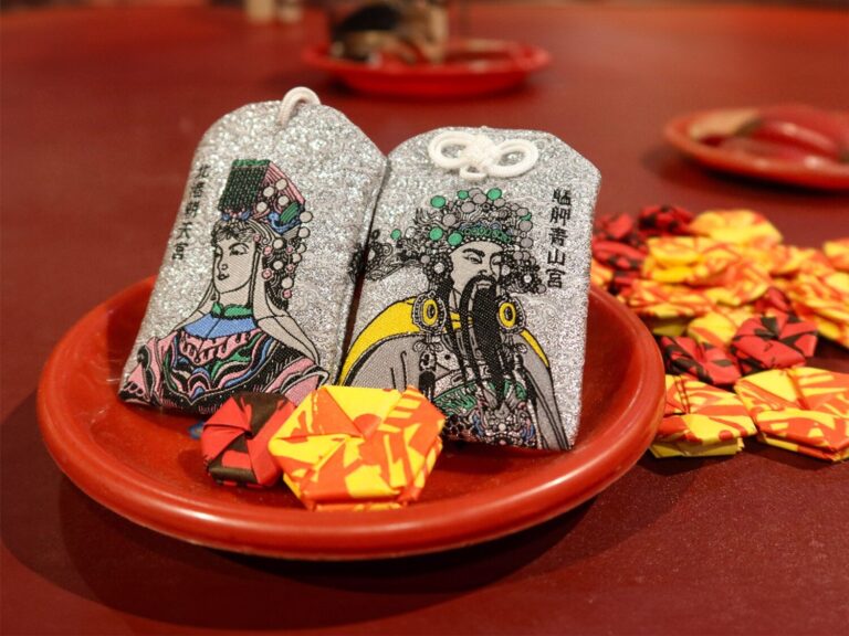 設計師林佳齡Misc操刀「艋舺青山宮X北港朝天宮聯名香火袋」。(圖/文總 提供)