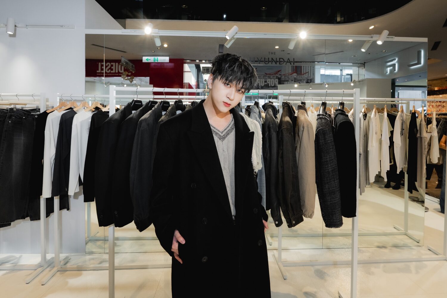 品牌好友人氣創作男團 U:NUS 的成員 昱廷，一現身便成為現場焦點。(圖/業者 提供)