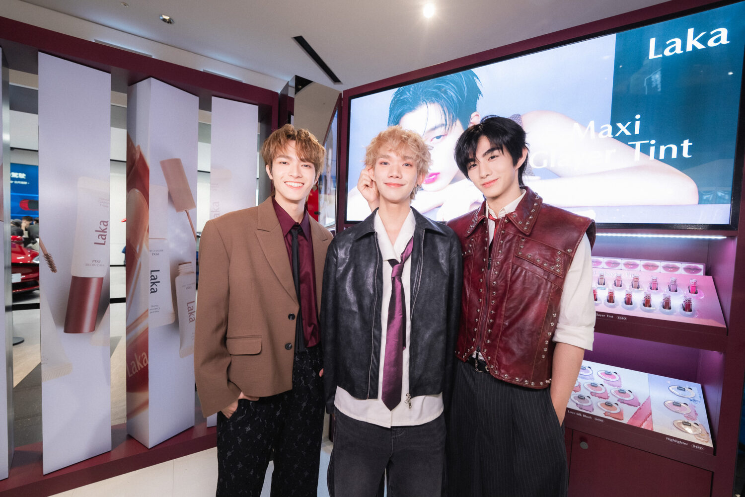 左起 ARKis 成員彫秦、F.F.O 鈞嘉和禾雁凱 Kai出席品牌快閃活動,現場湧入大批粉絲。(圖/業者 提供)