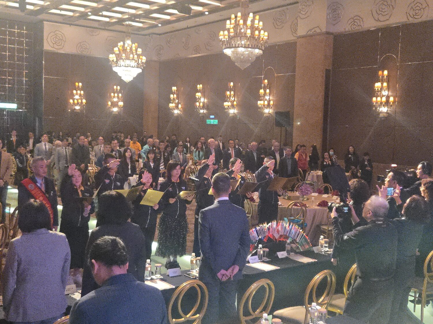 新進獅友宣誓入會,場面隆重熱烈。(圖/記者 趙靜姸攝)