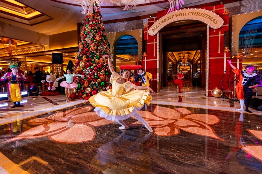 聖誕點燈儀式在華麗的大廳舉辦，以歌聲與舞蹈詮釋聖誕節的溫暖與喜悅。（圖／文Solaire晨麗娛樂度假城提供）