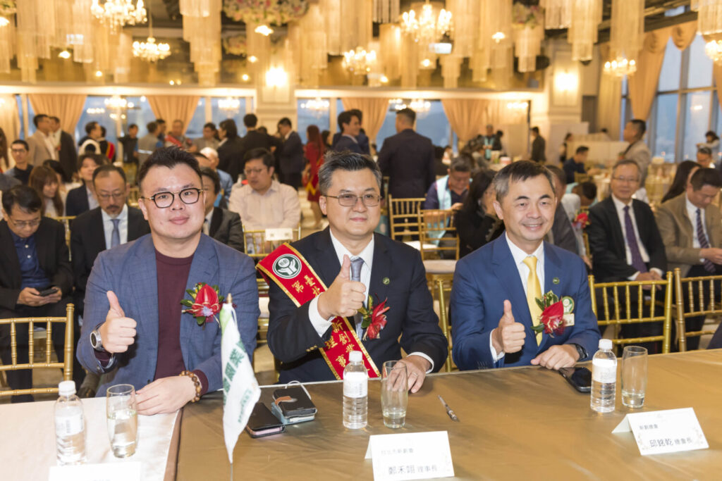 臺北市產業局局長陳俊安(左)、新任理事長鄭禾翊(中)與全國創新創業總會第27屆總會長邱銘乾(右)於典禮中合影。(圖/臺北市創新創業協會 提供)