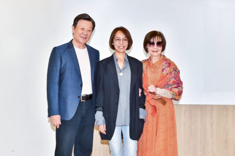 左起-寇世勳、新銳導演宋康欣、資深演員歸亞蕾出席電影「拾光」殺青記者會。(圖/光譜映像 提供)