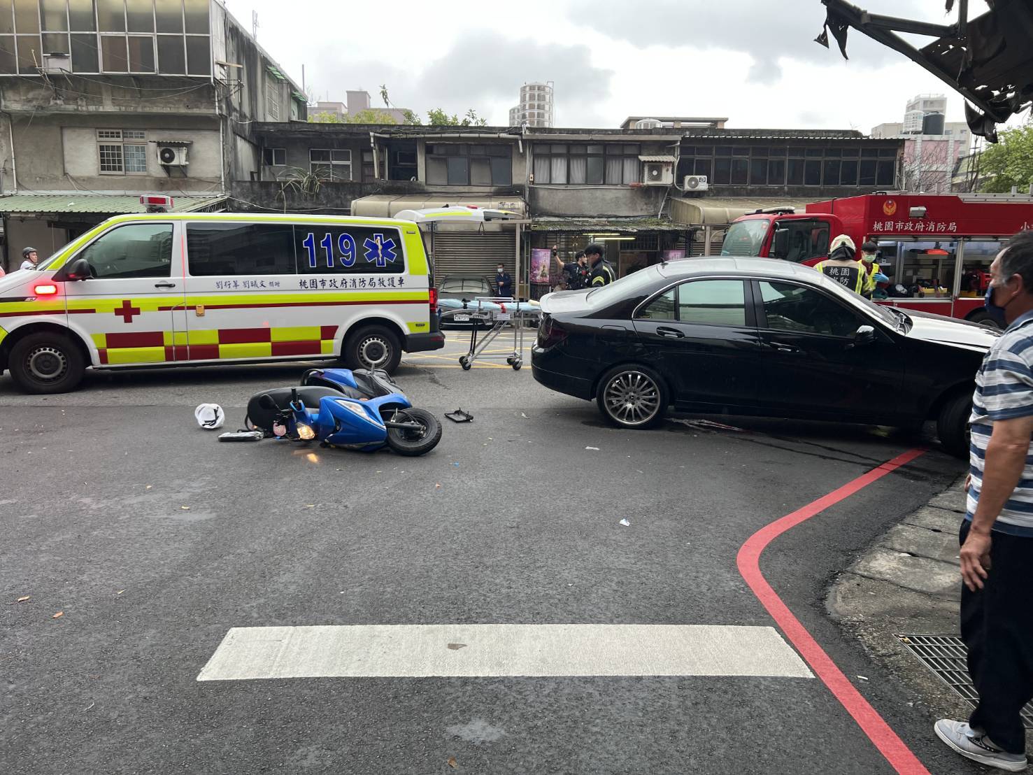 桃園區春日路與桃一街口發生死亡車禍，22歲戴姓機車騎士遭一黑色賓士車撞擊後，被壓在車底長達20分鐘，送醫急救仍傷重不治。（記者翻攝）