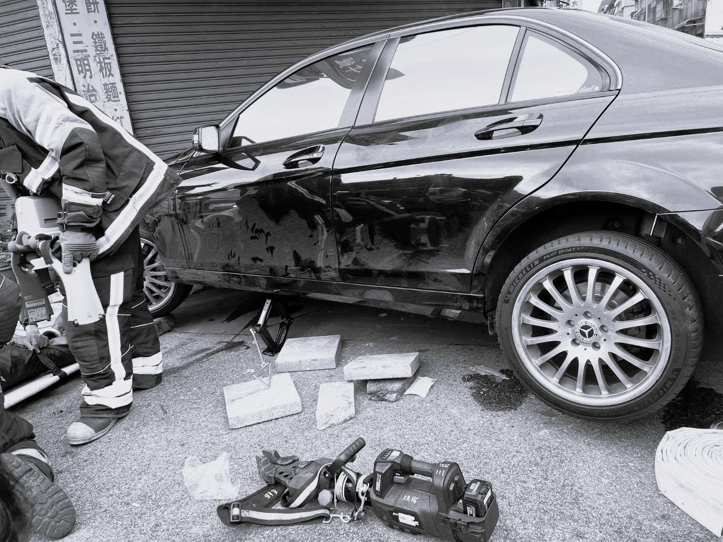 死者家屬在社群平台發文指出，肇事車輛行車紀錄器影像未於事故當下扣查，紀錄亦有缺漏，讓他們無法理解事故關鍵，死者母親也因此「懇求所有經過的好心人提供影像」。（記者翻攝）