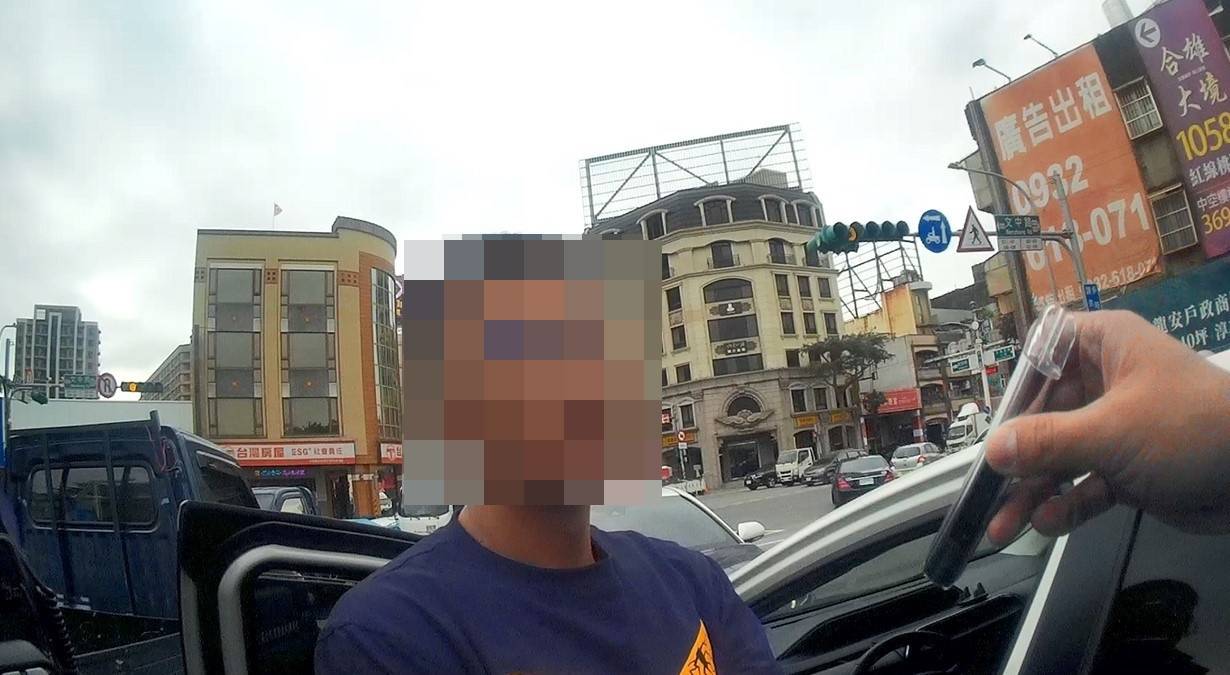 男子狂歡後毒駕昏睡車道回堵 警敲窗還「手握喪屍煙彈」 - https://www.watchmedia01.com