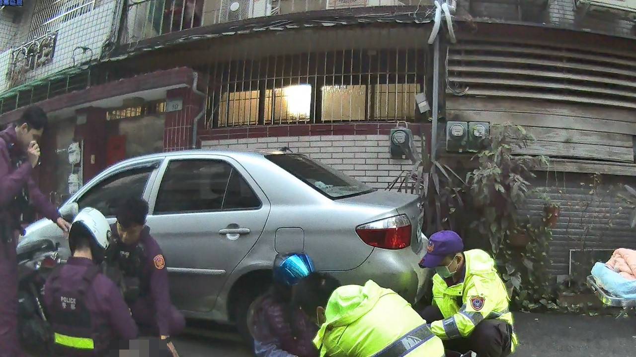 通緝犯鴛鴦毒駕竄逃被逮　女友貧血遇劇烈顛簸嚇到軟腳 - https://www.watchmedia01.com