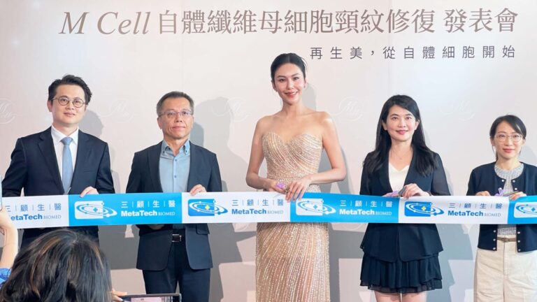 左起-為臺安醫院曾德朋醫師、三顧總經理唐洪德、M Cell 推廣大使洪曉蕾、三顧生醫執行長楊瀅臻、璞美整形外科陳心瑜醫師。(圖/業者 提供)
