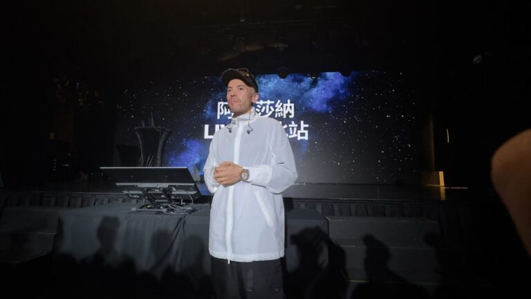 「阿卡莎納」 Master Sri Akarshana（阿卡莎納AKSN），涉足音樂領域的國際網紅。(圖/阿卡莎納 提供)