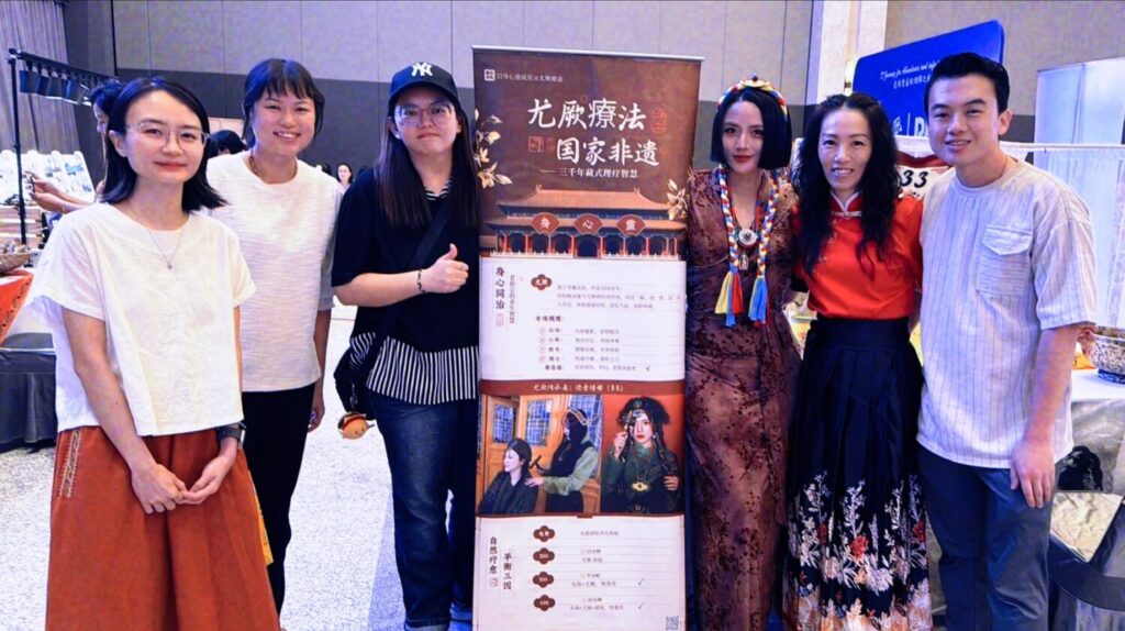 (右三)來自新加坡的三三老師,也是「33身心靈成長」的創辦人。(圖/33身心靈成長 提供)