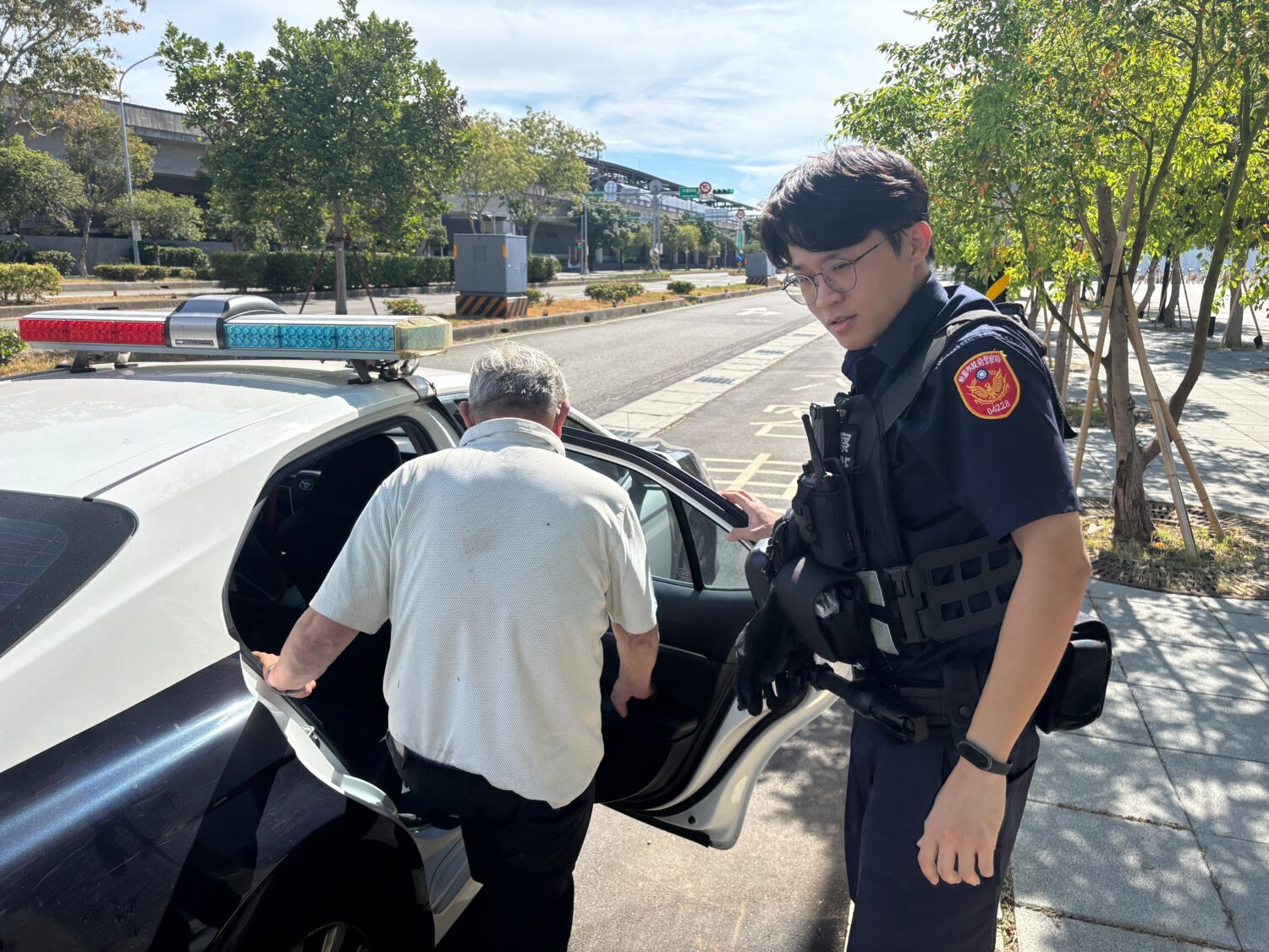 推車迷途 11 小時逾百公里 青埔警助 77 歲伯伯平安返家 - https://www.watchmedia01.com