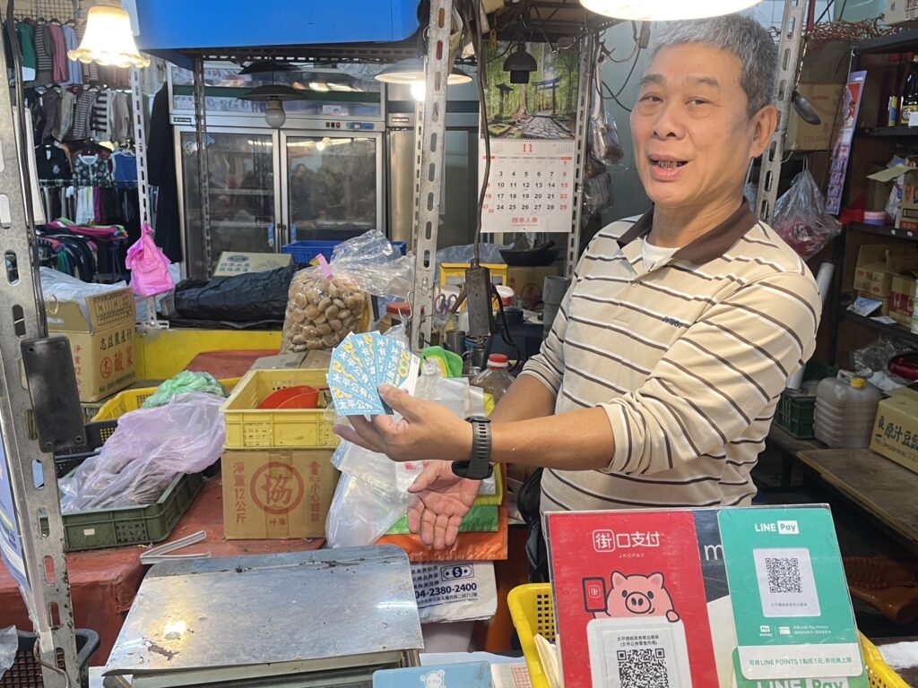 攤商歡喜收取物調券。(圖／台中市政府經濟發展局提供)