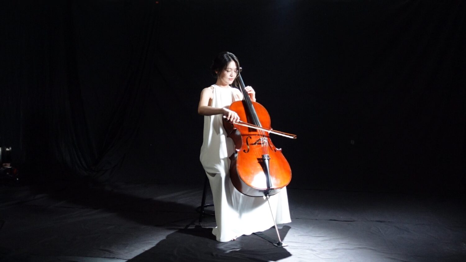 蜜雪花了快一年的時間密集練習大提琴，就只為了能完美拉出最想表達的情緒。(圖/唱戲世界娛樂 提供)