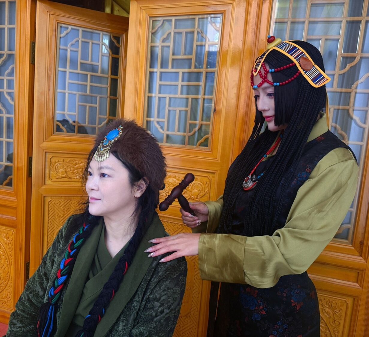 這次遠赴中國西藏旁的青海傳承的三三老師(右)受益良多。(圖/33身心靈成長 提供)