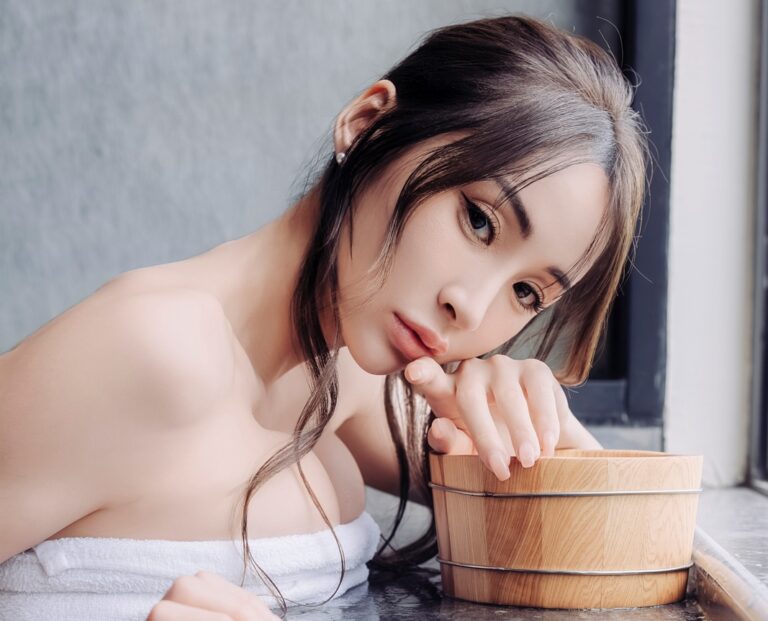 【iWIN曖維】〈雪之下．岑之名〉SNOWY雪岑首部同名寫真詩集。(圖/曖維多媒體廣告行銷 提供)