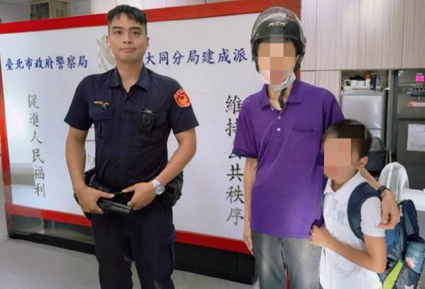 處理員警與父子合影。