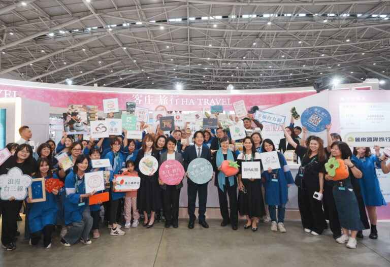 賴總統與客家館業者合影。(照片/客委會提供)