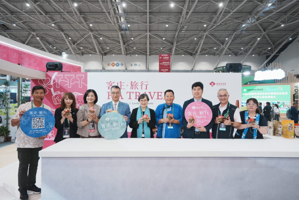 來賓們共同體驗製作經典客家食材－「手作覆菜」，為客家館揭開序幕。(照片/客委會提供)