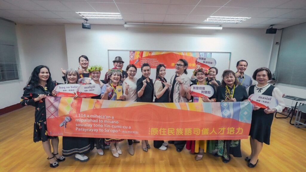 結業式當天，全體學員與講師及原語會團隊合影留念，象徵族語主持新世代正式啟程。(圖／原語會提供)