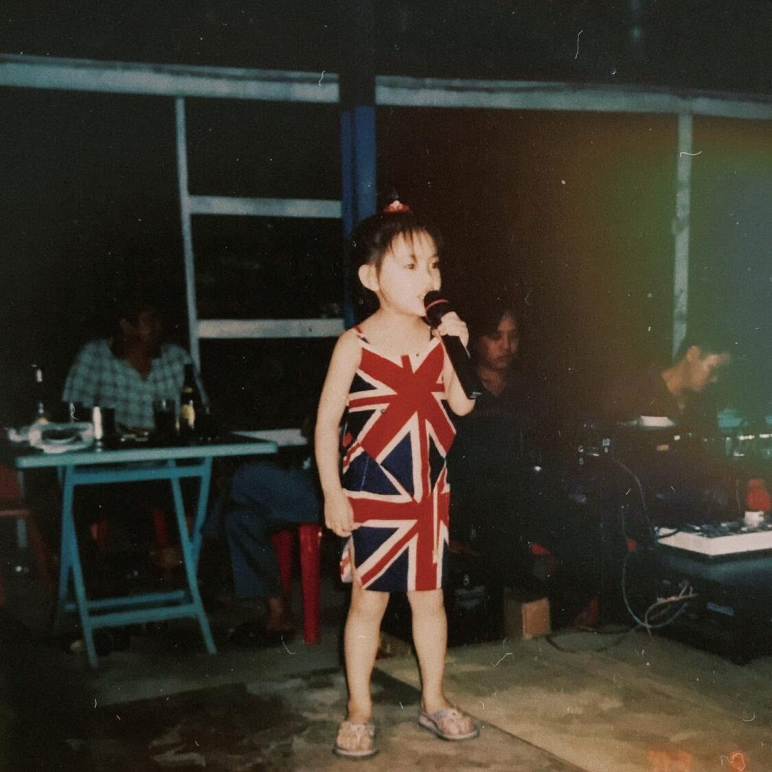 福茂唱片陳佩賢從五歲站上第一個舞台演唱〈踏雪尋梅〉，用歌聲記錄著成長。(圖/福茂唱片 提供)