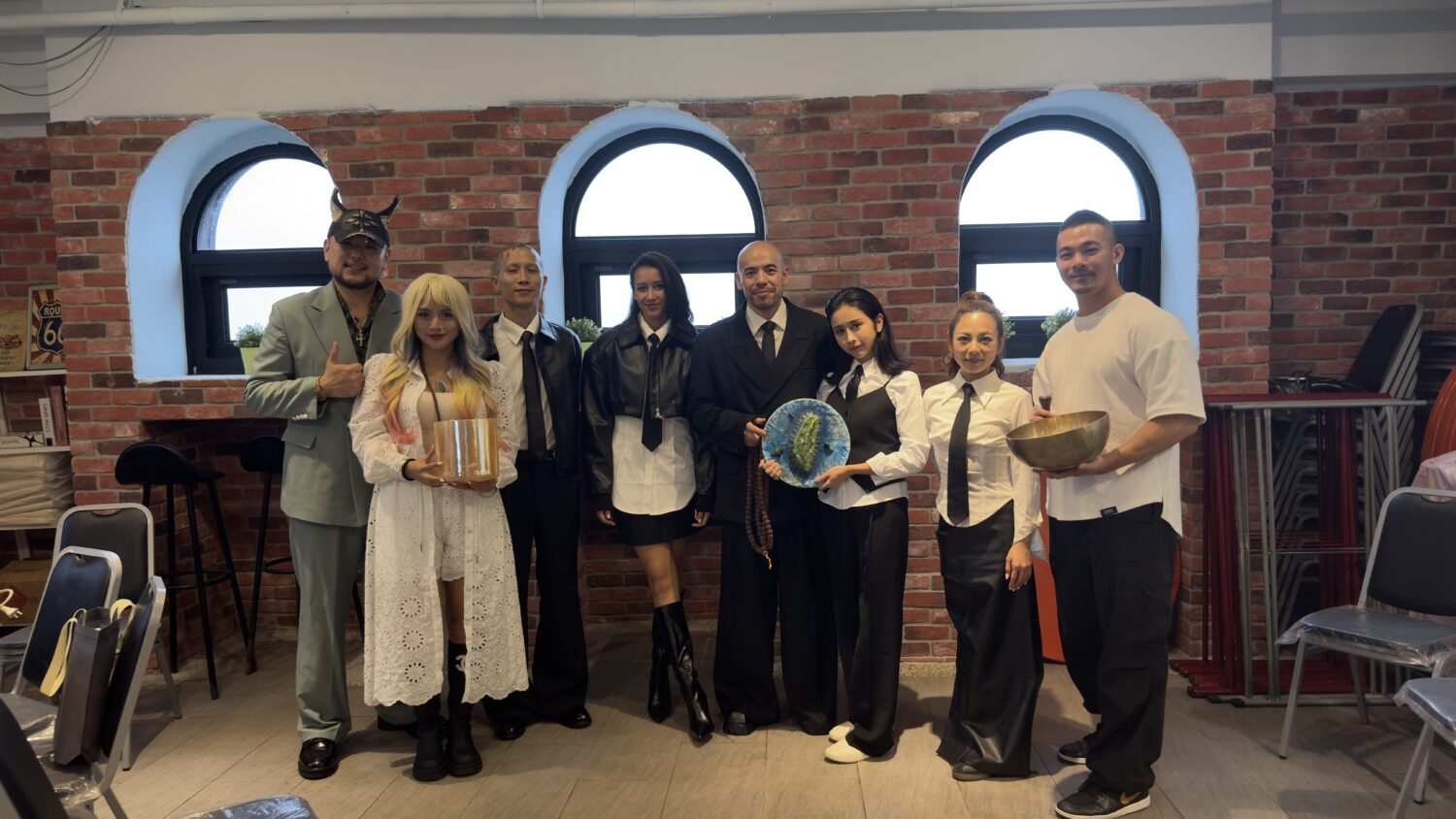 國際身心靈企業家阿卡莎納(左五)與團員一起在基隆和平島祈福祝福世界和平。(圖/阿卡莎納 提供)