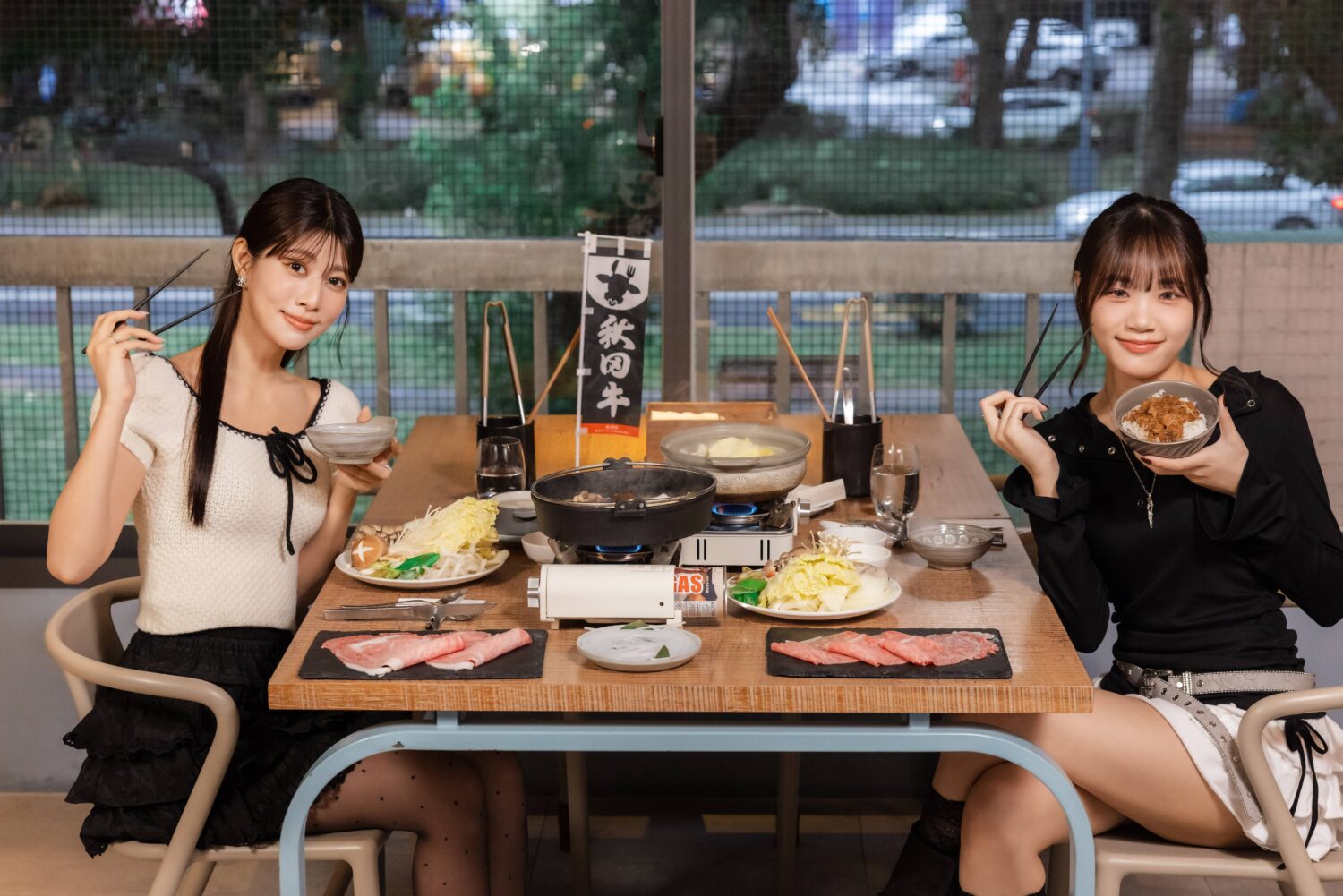 台畜旗下精品肉品牌RÒU BY T-HAM 於年底隆重推出「秋田牛限定套餐」，邀請阿部瑪利亞（左）與好友李采潔（右）搶先開箱。（圖／詩國秋田 提供）