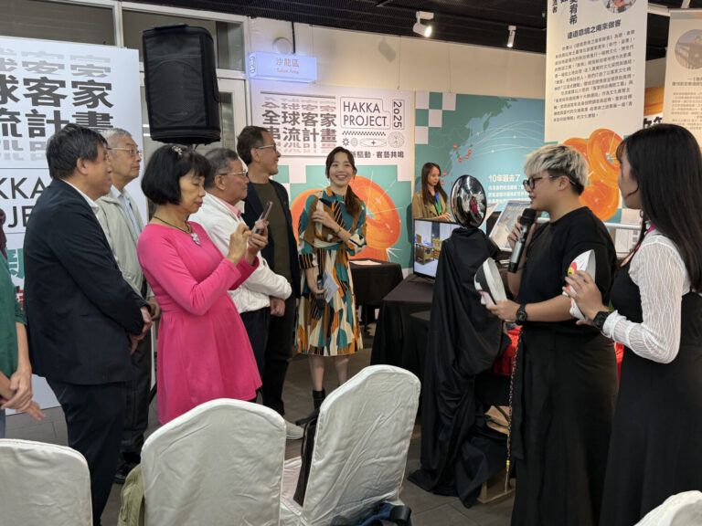 本年度串流成果發表會暨成果展現場由串流者-吳宥希、彭羽如向與會貴賓介紹串流成果。(圖/財團法人台北市客家文化基金會 提 供)