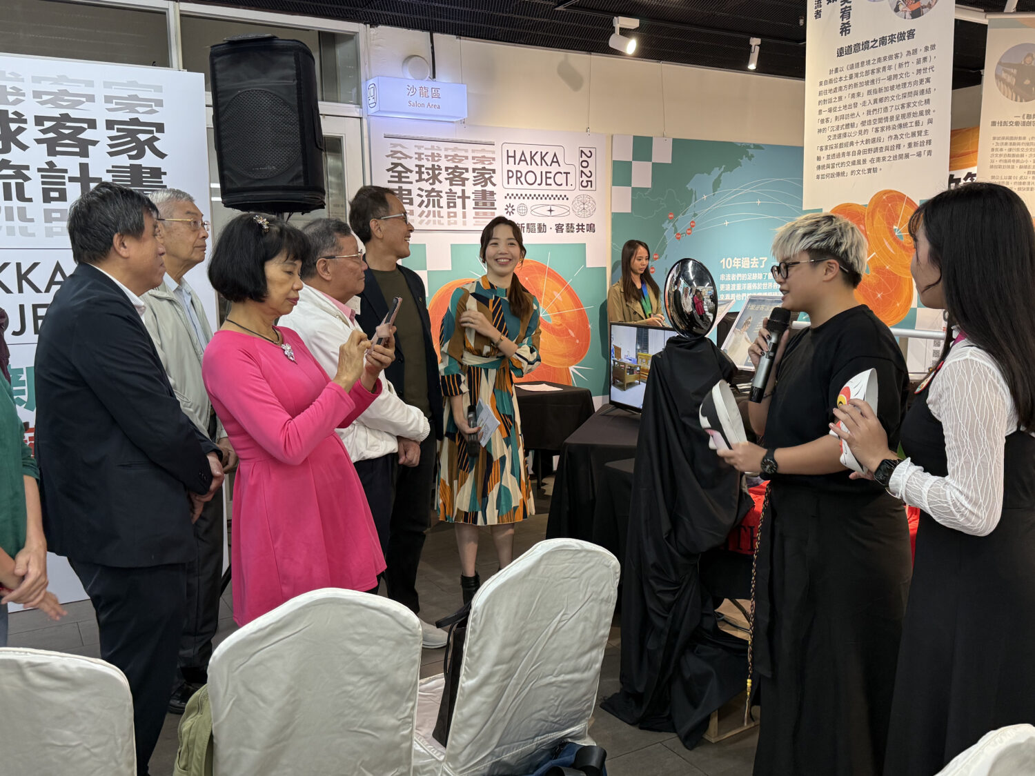 本年度串流成果發表會暨成果展現場由串流者-吳宥希、彭羽如向與會貴賓介紹串流成果。(圖/財團法人台北市客家文化基金會 提供)