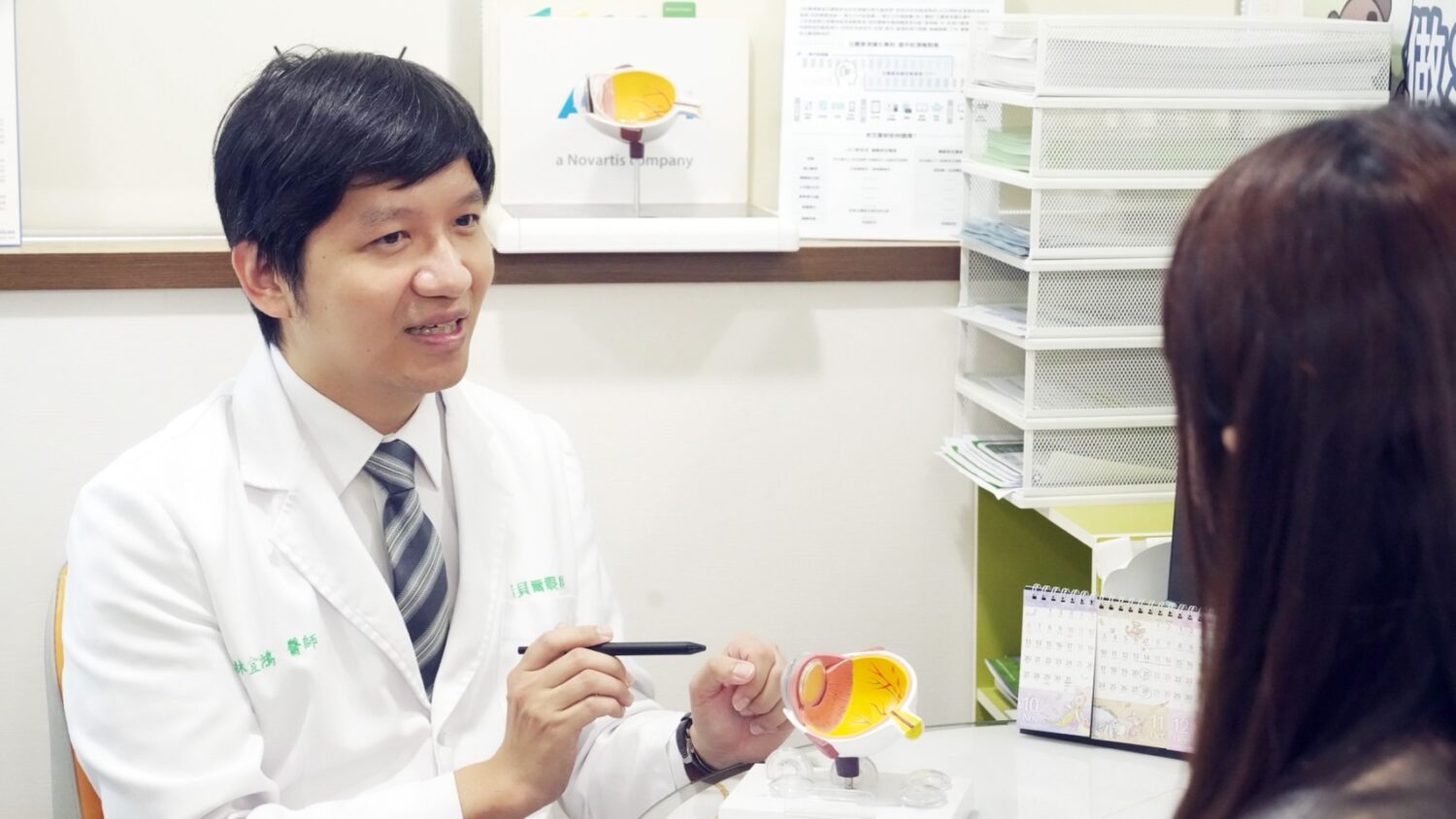 醫師介紹說明SMART 系列 4.0 最大的進化,是從設備導向走向全眼客製化。(圖/業者 提供)