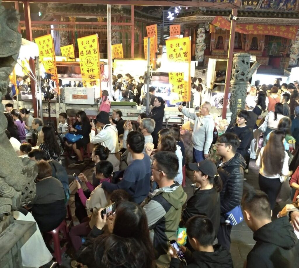 士林區義信里里長許立丕日前邀請國寶級大師陳錫煌傳統掌中劇團於慈諴宮演出，現場座無虛席。(翻攝畫面)