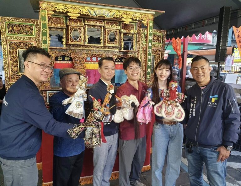 士林區義信里里長許立丕日前邀請國寶級大師陳錫煌傳統掌中劇團於慈諴宮演出,受到熱烈迴響。(翻攝畫面)