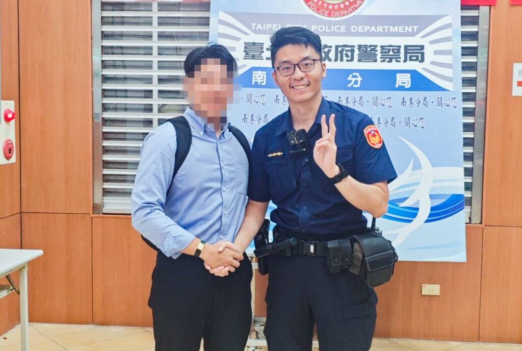 民眾感謝員警熱心協助。(圖/記者薛秀蓮 翻攝)