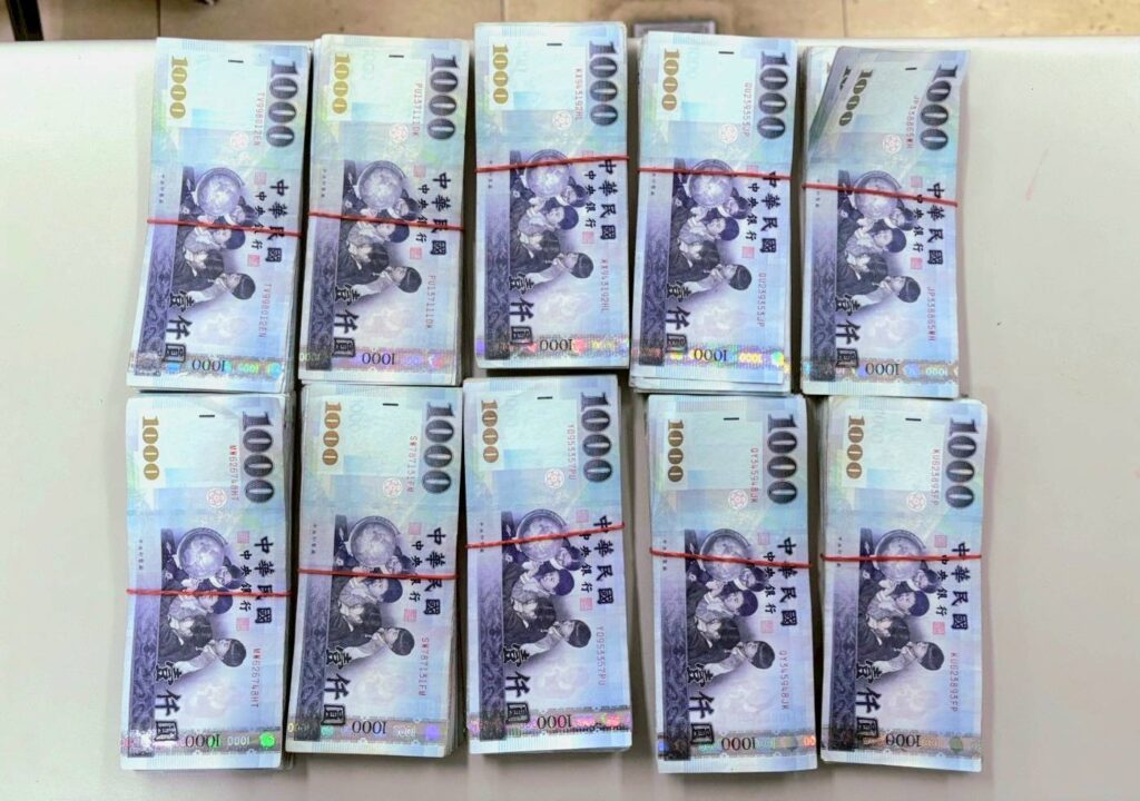 查扣詐款新臺幣50萬元。(圖/記者薛秀蓮 翻攝)