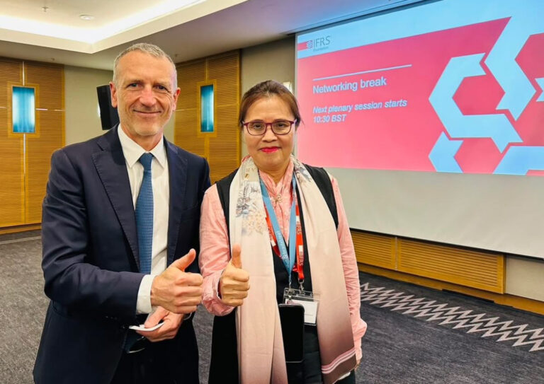 會研基金會董事長王怡心在2025WSS論壇與IFRS ISSB理事會主席 Emmanuel Faber(范易謀)見面交流。全球會計與永續準則正邁向雙軌並並進的新時代。(會研基金會提供)