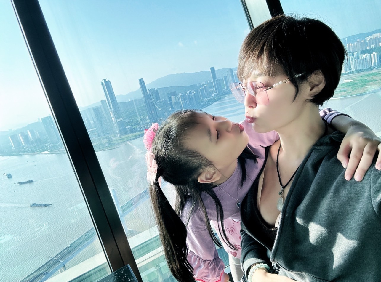 李沛綾以身教與陪伴，成功培養出懂事、獨立又充滿愛的兒女，也難怪被視為演藝圈的「偉大母親」代表之一。(圖/民視 提供)