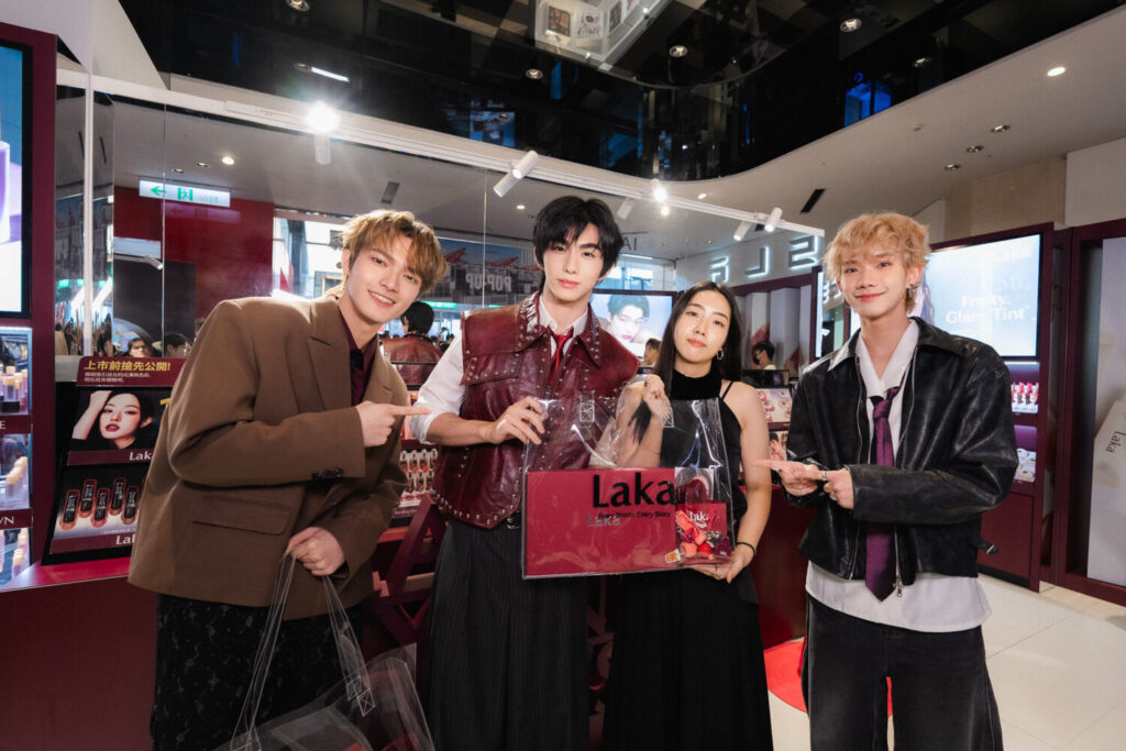 左起新生代超人氣男團 ARKis 成員彫秦、禾雁凱 Kai、韓國代表以及 F.F.O 鈞嘉出席擔任一日店長。(圖/業者 提供)