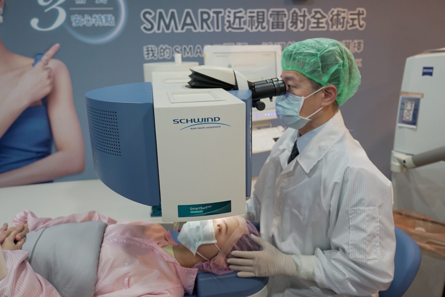 醫師表示「全光波LASIK 4.0 」透過光跡追蹤技術,模擬 2,000 條光線建立數位眼球雙胞胎。(圖/業者 提供)