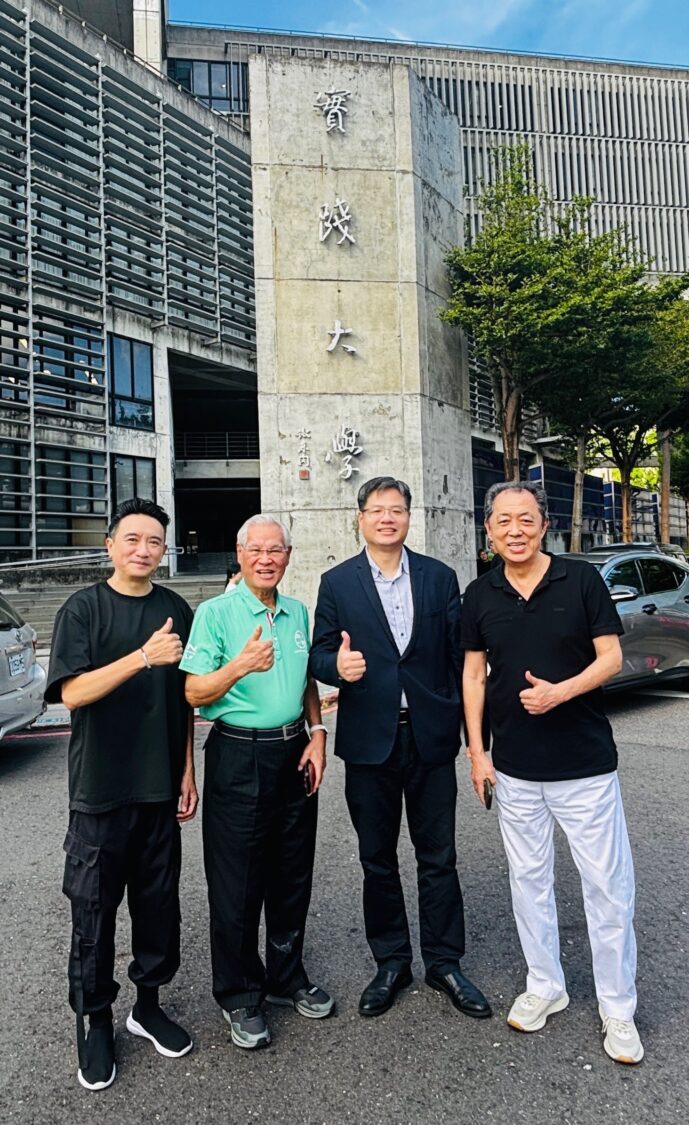 (右起)名導演朱延平、實踐大學陳瑩峰教授、亞威AI學院院長陳志寬、執行長張楷文推動AI 創新賦能產業。(圖/亞威AI商務應用教育學院 提供)