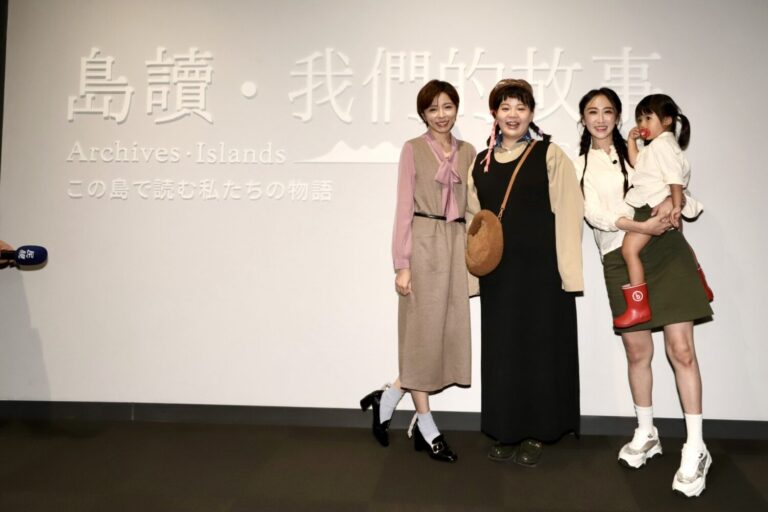 民視八點檔《好運來》演員王瞳、宮美樂以及蔡允潔參觀國家檔案館。(圖/民視 提供)