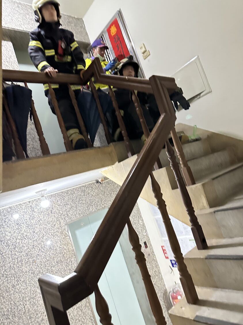 酒醉男清晨開瓦斯鬧事 警消破門壓制送醫 - https://www.watchmedia01.com