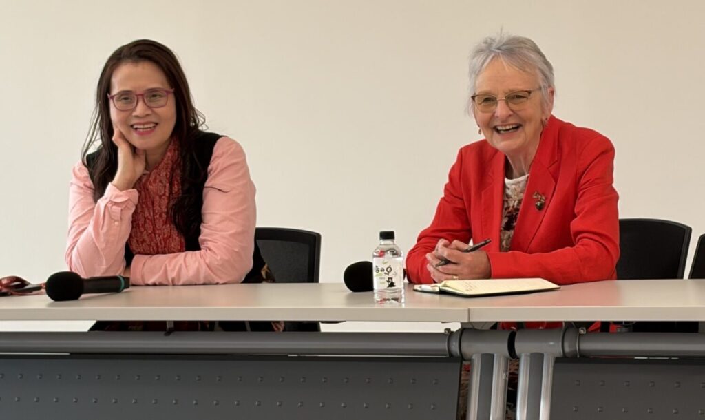 會研基金會董事長王怡心(左)與紐西蘭會計準則理事會（NZASB）主席 Dr. Cordery(右)。(會研基金會提供)