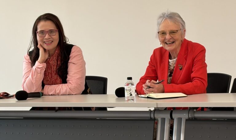 會研基金會董事長王怡心(左)與紐西蘭會計準則理事會（NZASB）主席 Dr. Cordery(右)。(會研基金會提供)