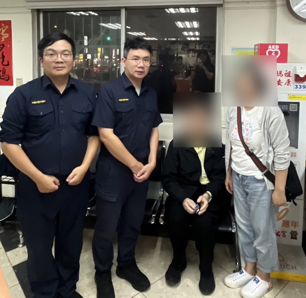 思源所警員吳征衛（左一）、警員林諺棠（左二）助老翁平安返家。（圖／記者 張泓笙翻攝）