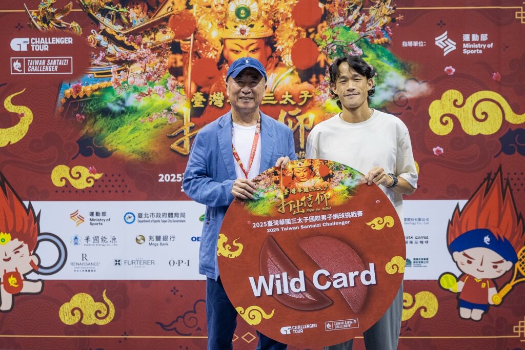 賽事創辦人暨太平洋網球發展基金會董事長廖裕輝(左)頒發單打會內賽外卡予莊吉生。(圖/中華民國網球協會提供)